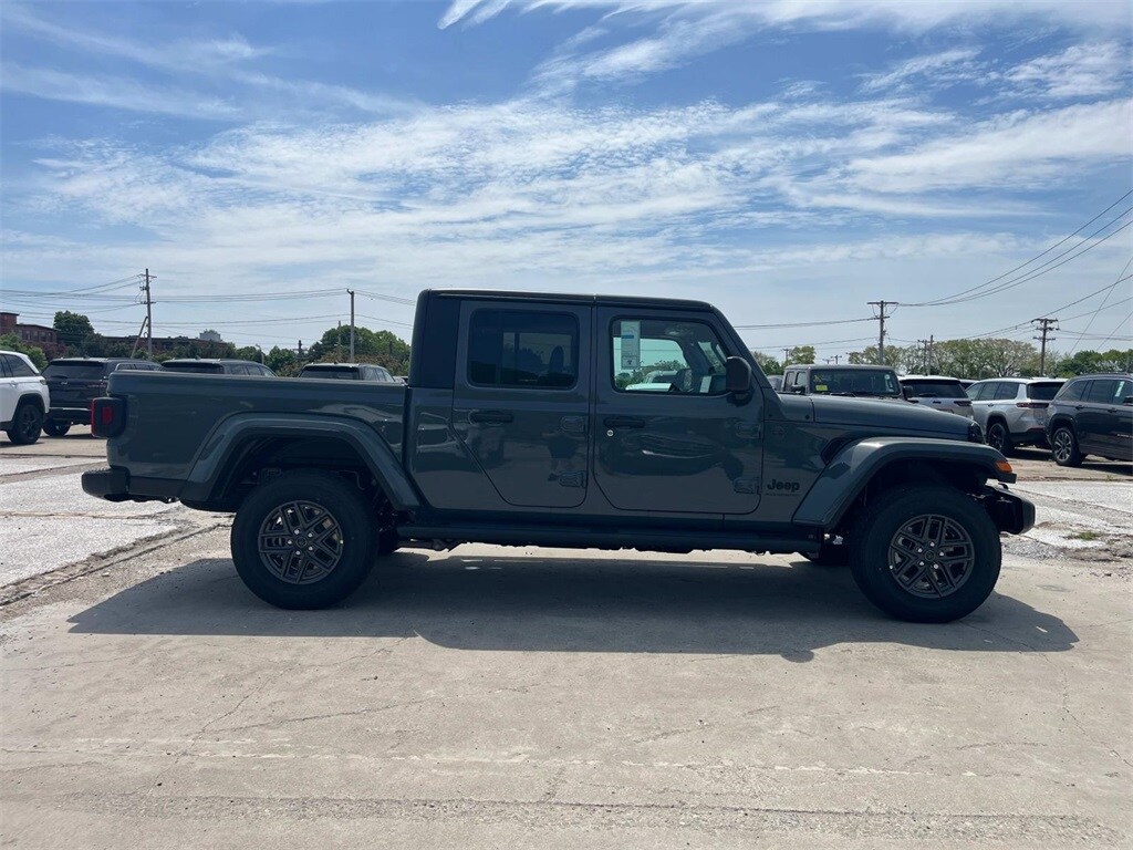 2025 Jeep Gladiator Sport S photo 2