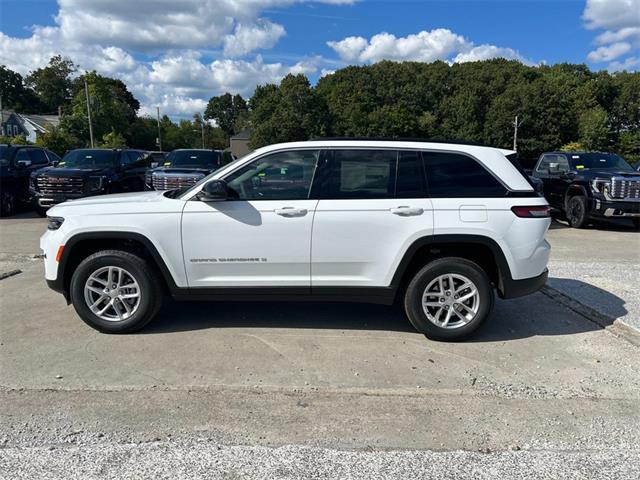 2025 Jeep Grand Cherokee Laredo photo 2