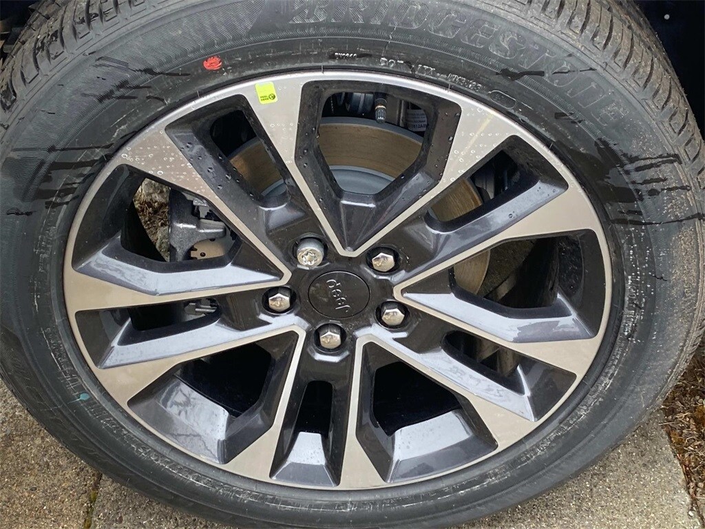 2025 Jeep Grand Cherokee Overland photo 3