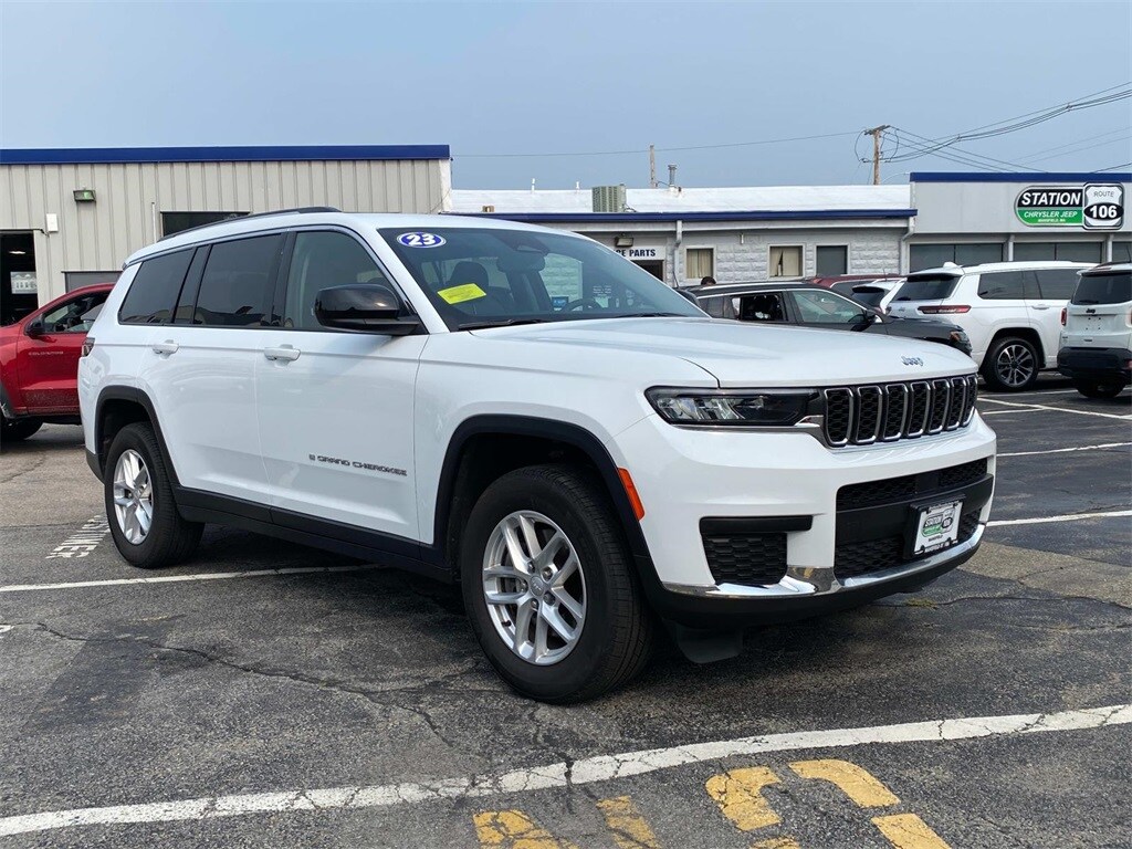 2023 Jeep Grand Cherokee Laredo photo 3