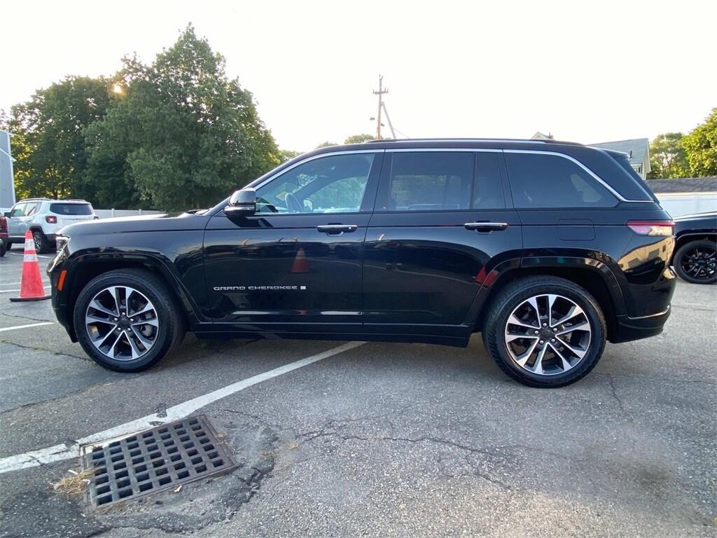 2023 Jeep Grand Cherokee Overland photo 2