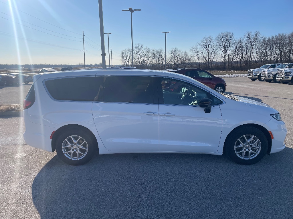 2024 Chrysler Pacifica Touring L's photo