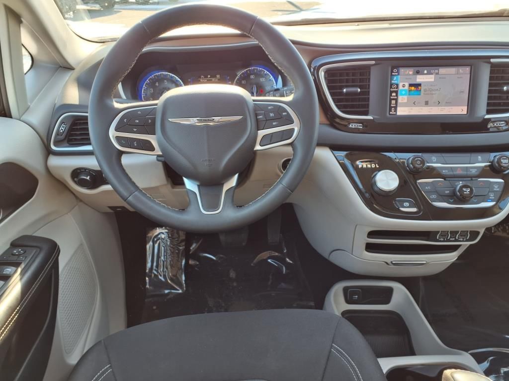 2022 Chrysler Voyager LX photo 3