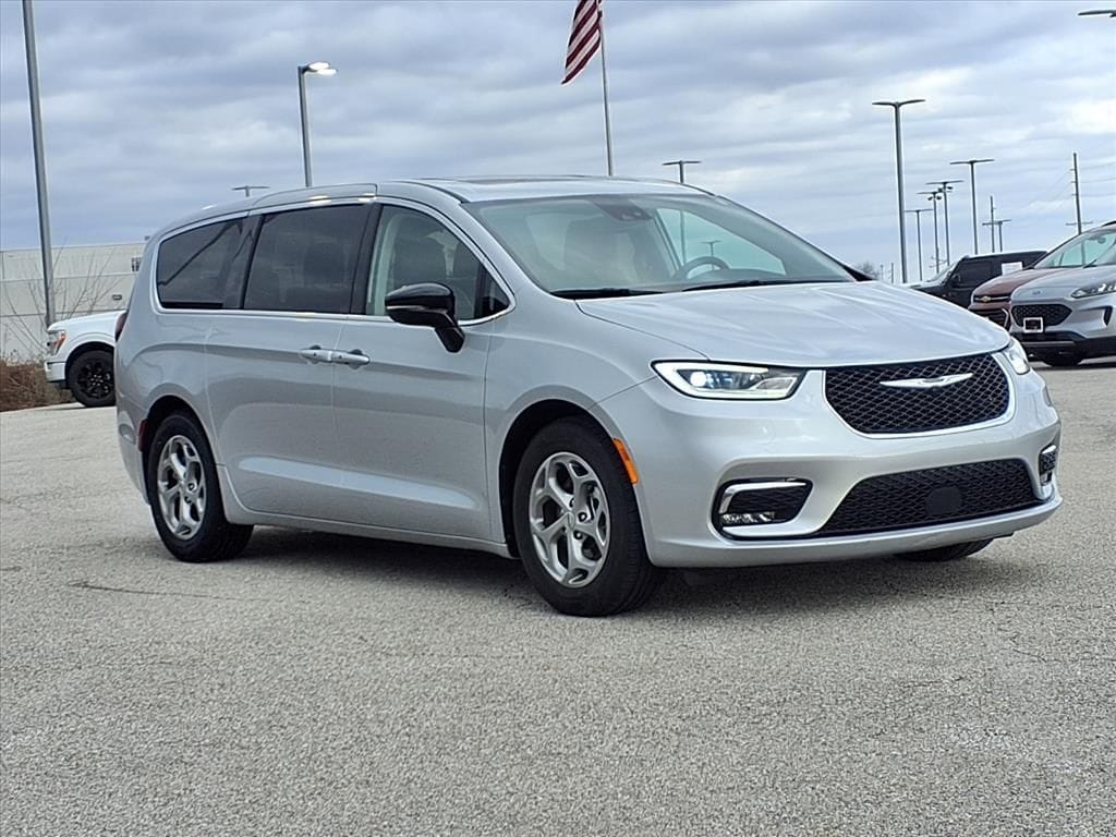 2024 Chrysler Pacifica Limited's photo
