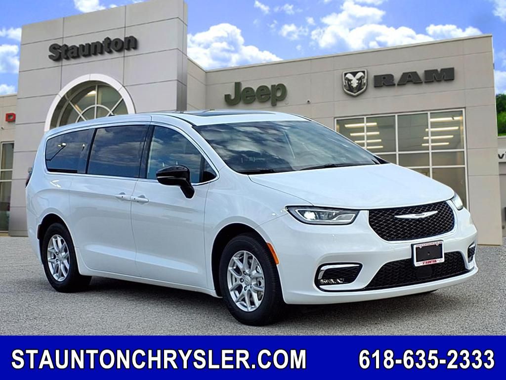 2026 Chrysler Pacifica Select's photo