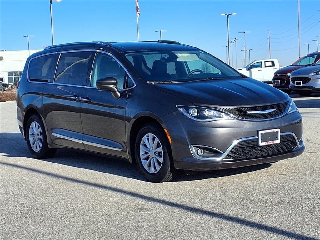 2018 Chrysler Pacifica Touring L's photo