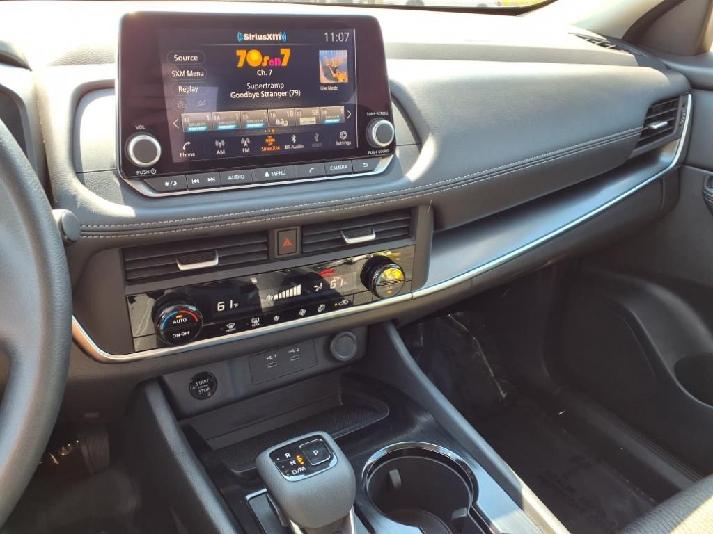 2024 Nissan Rogue SV photo 3