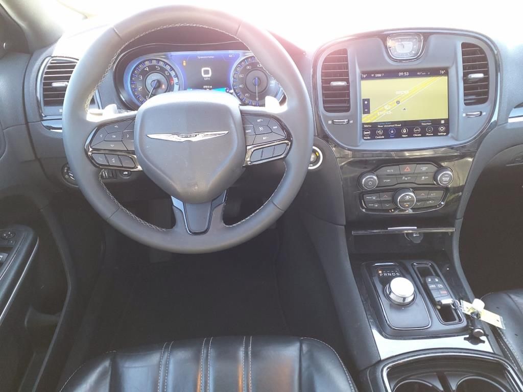 2023 Chrysler 300 photo 3