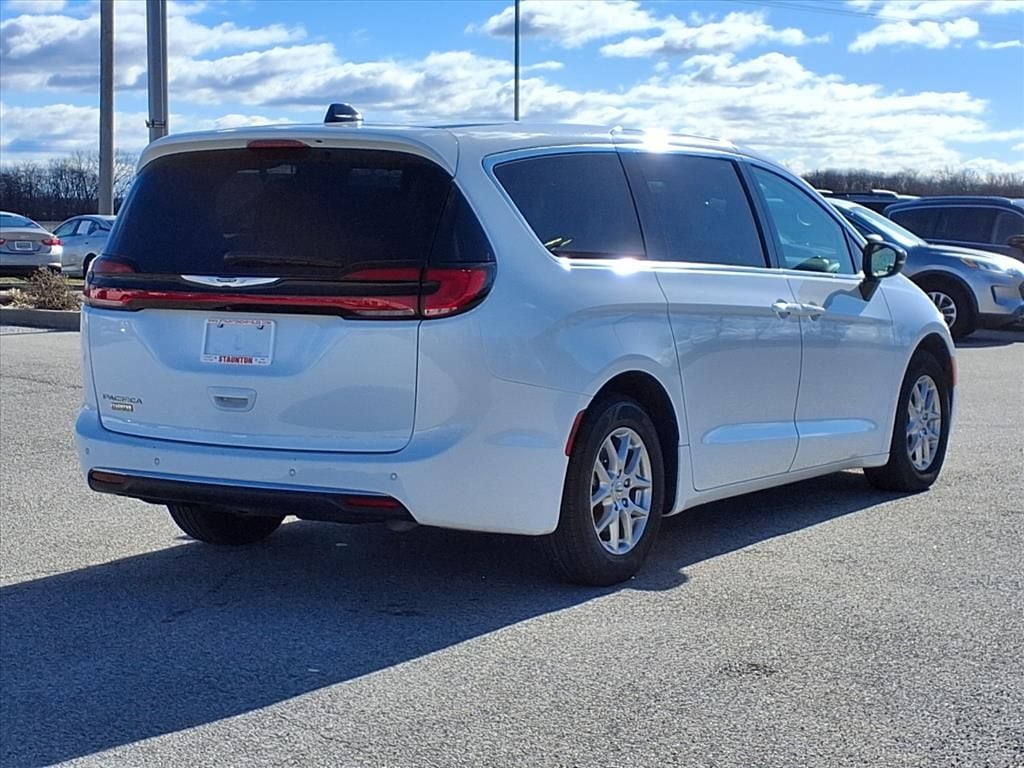 Used 2024 Chrysler Pacifica Touring L Passenger Van