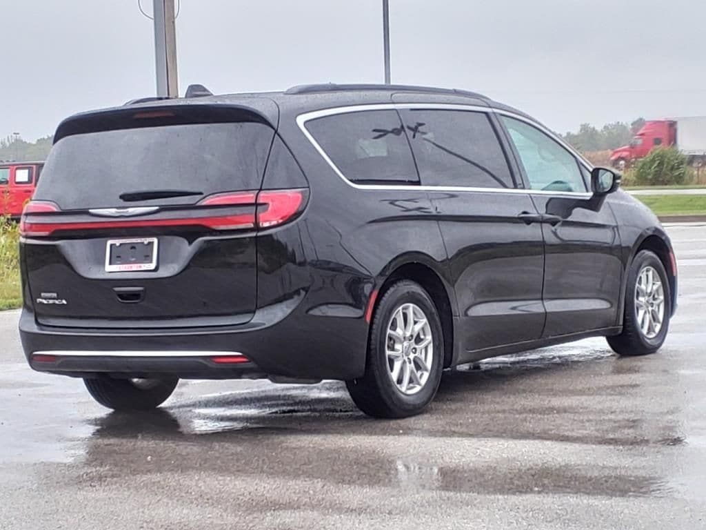 Used 2022 Chrysler Pacifica Touring L with VIN 2C4RC1BG1NR198938 for sale in Staunton, IL