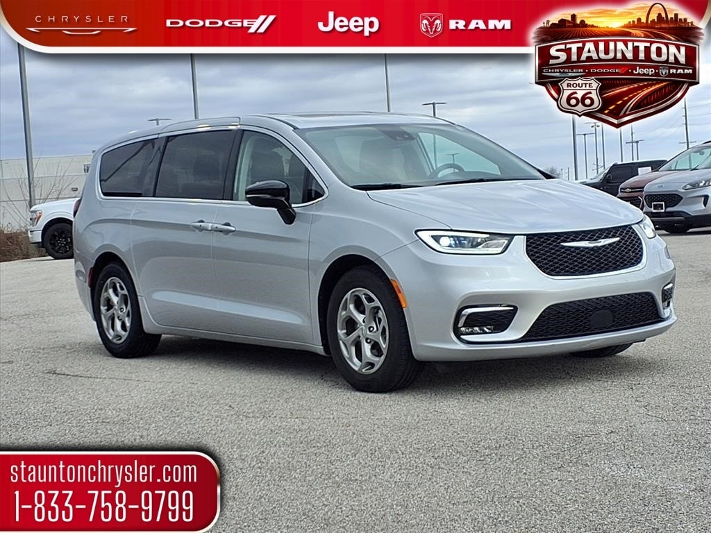 2024 Chrysler Pacifica Limited's photo