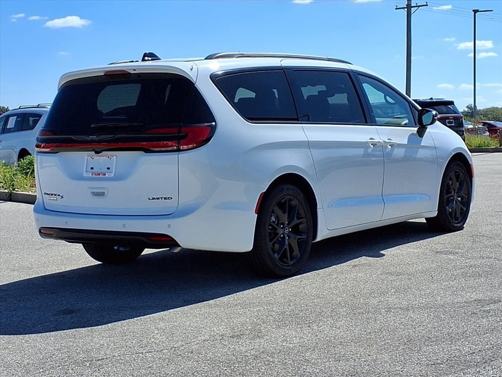 New 2026 Chrysler Pacifica LIMITED Wagon