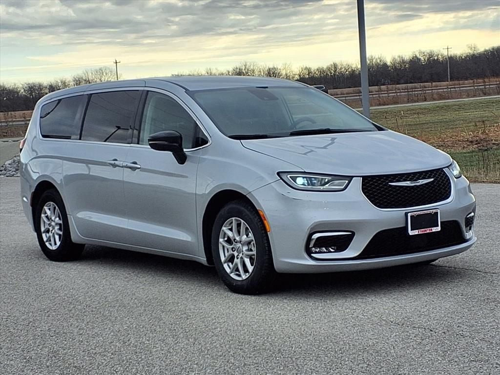 2024 Chrysler Pacifica Touring L's photo