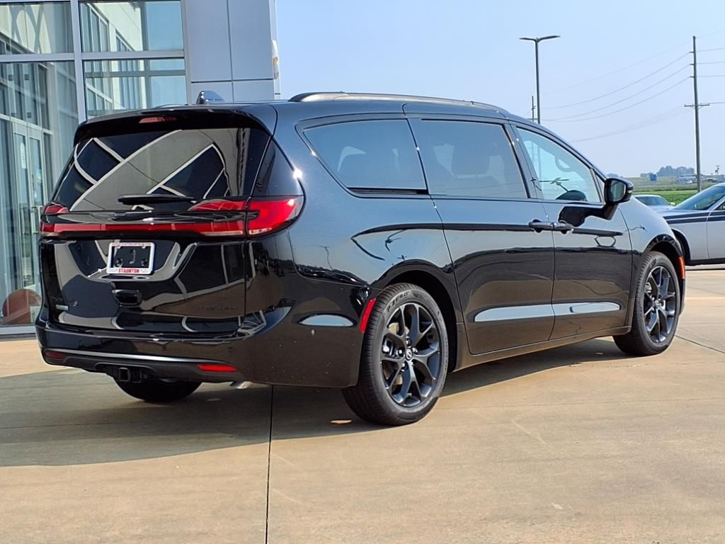 2025 Chrysler Pacifica Limited photo 2