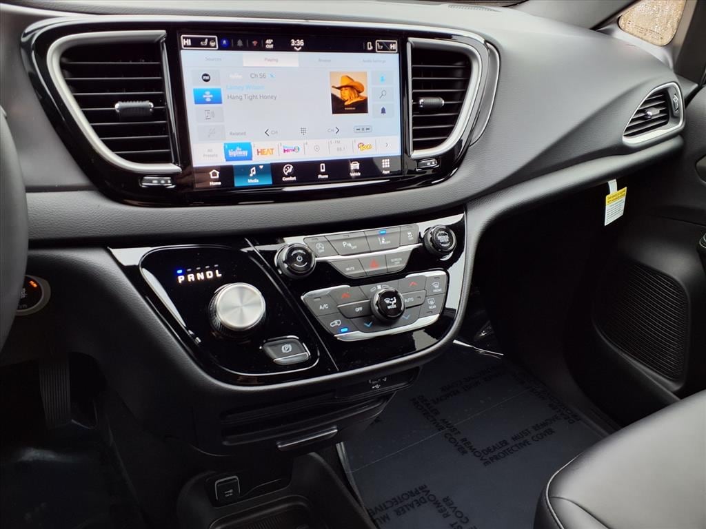 2026 Chrysler Voyager LX - Photo 6
