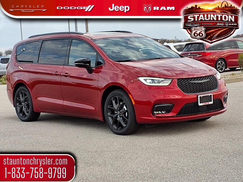 2026 Chrysler Pacifica Select's photo