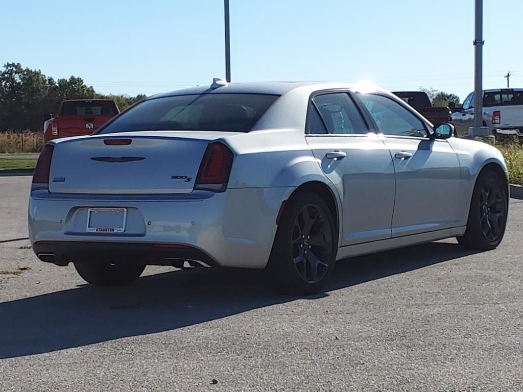 2023 Chrysler 300 photo 2