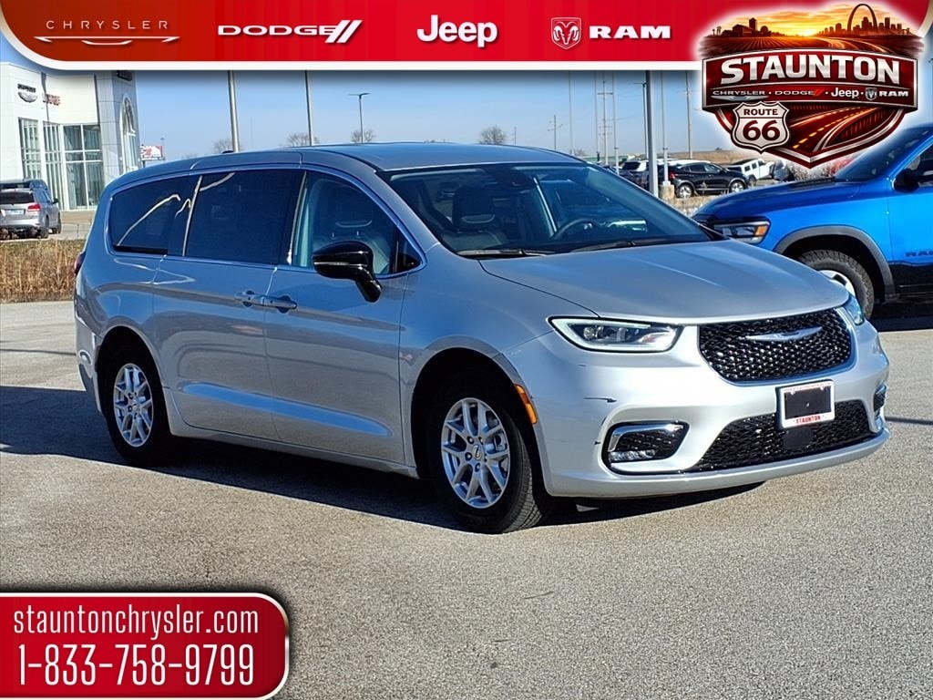 2024 Chrysler Pacifica Touring L's photo