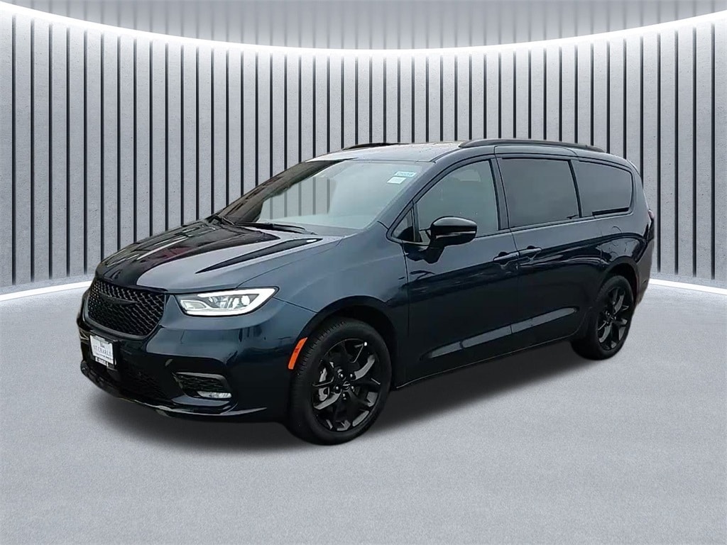 New 2024 Chrysler Pacifica TOURING L AWD Passenger Van