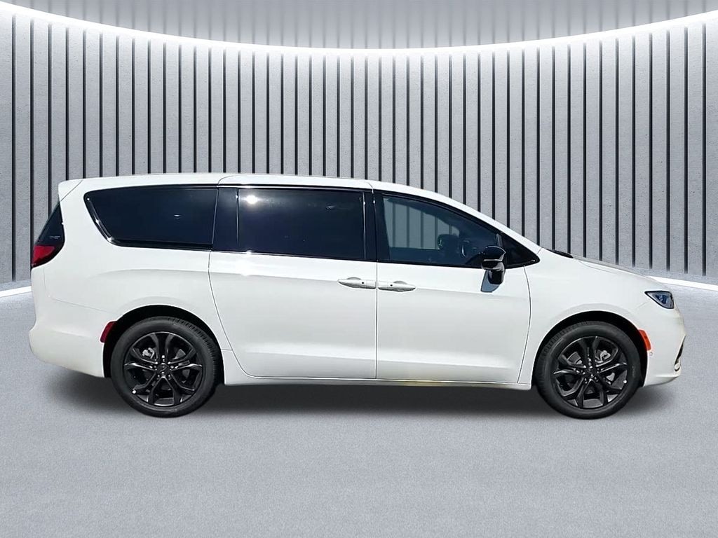 New 2026 Chrysler Pacifica SELECT AWD Passenger Van