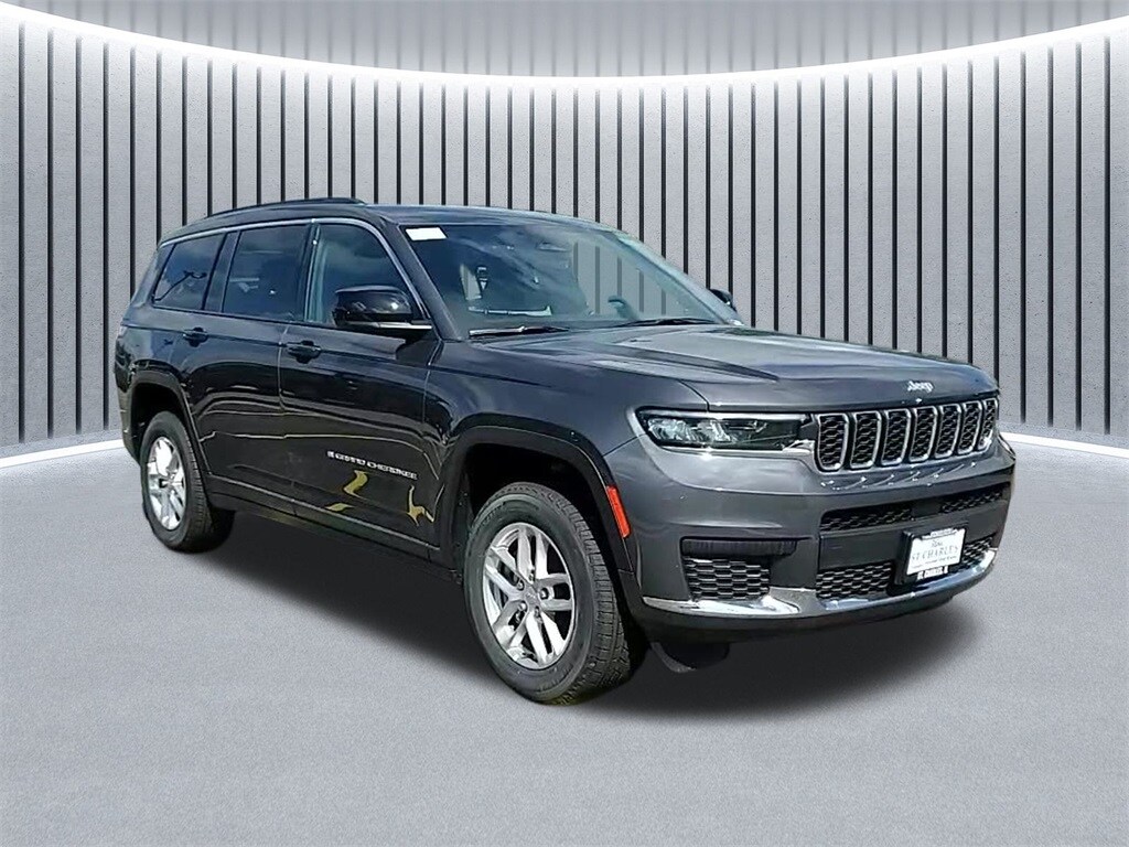 2025 Jeep Grand Cherokee Laredo X photo 3