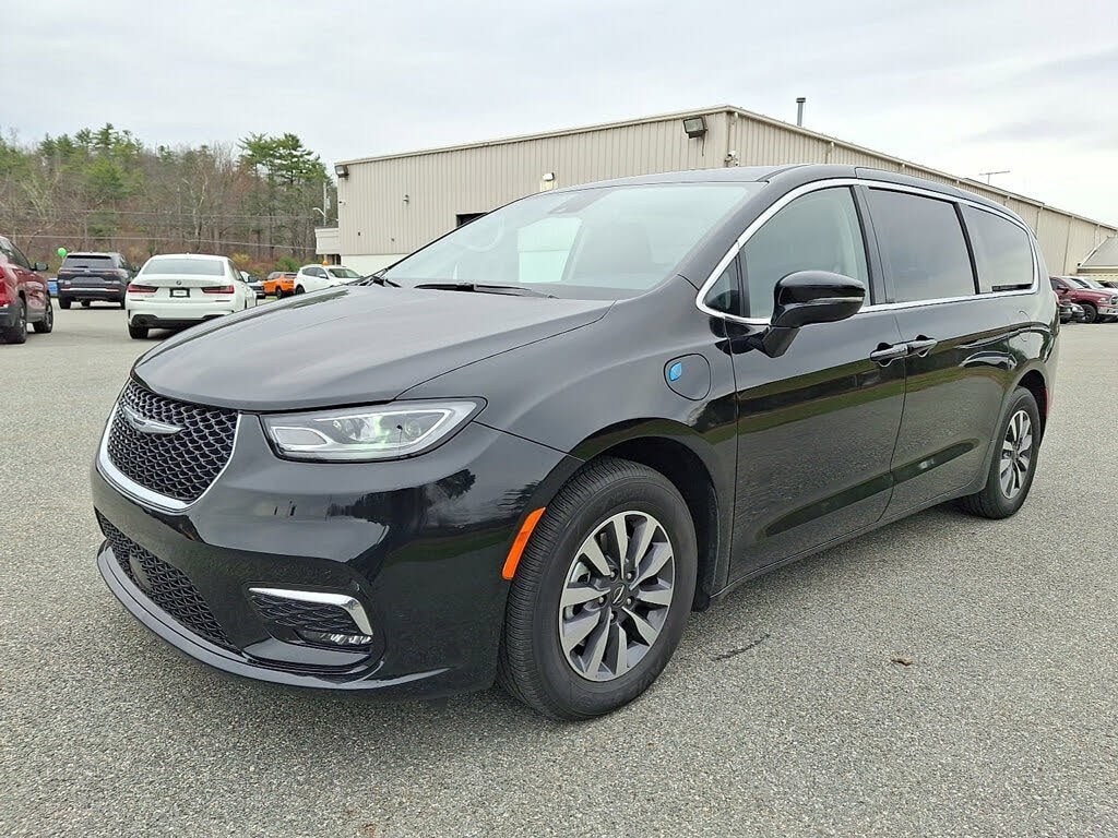 2024 Chrysler Pacifica PHEV Select's photo
