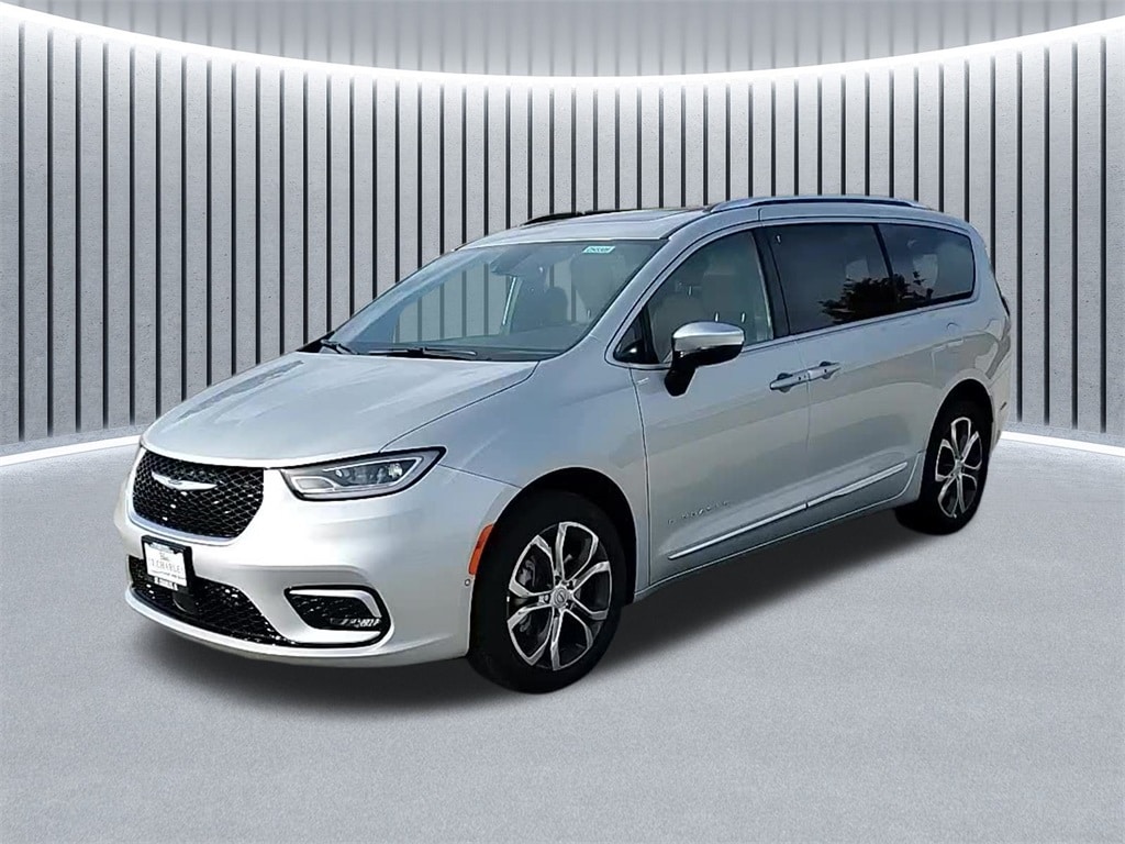 2026 Chrysler Pacifica Pinnacle's photo