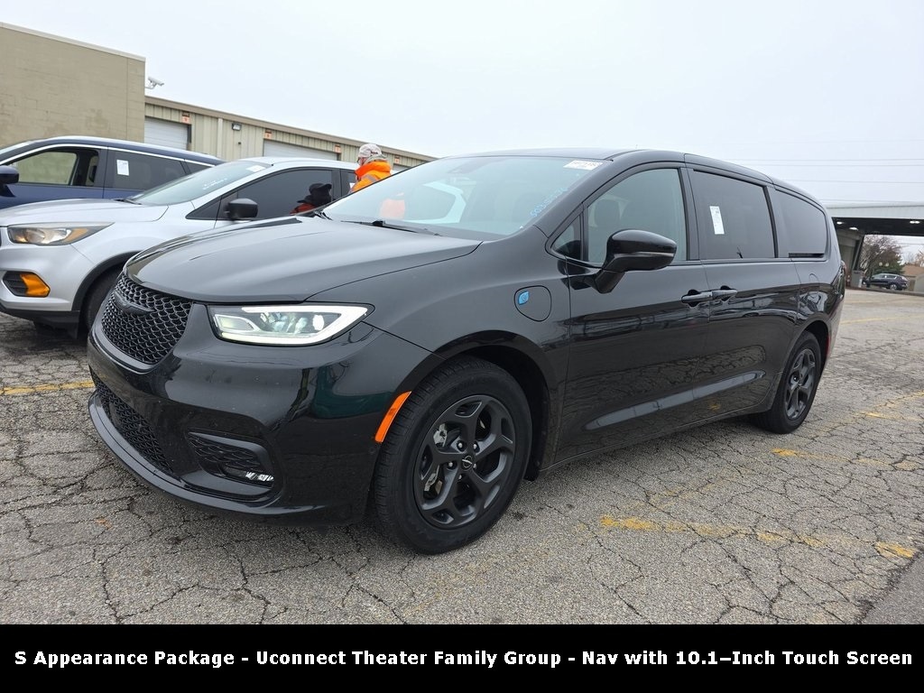 2022 Chrysler Pacifica Hybrid Touring L's photo