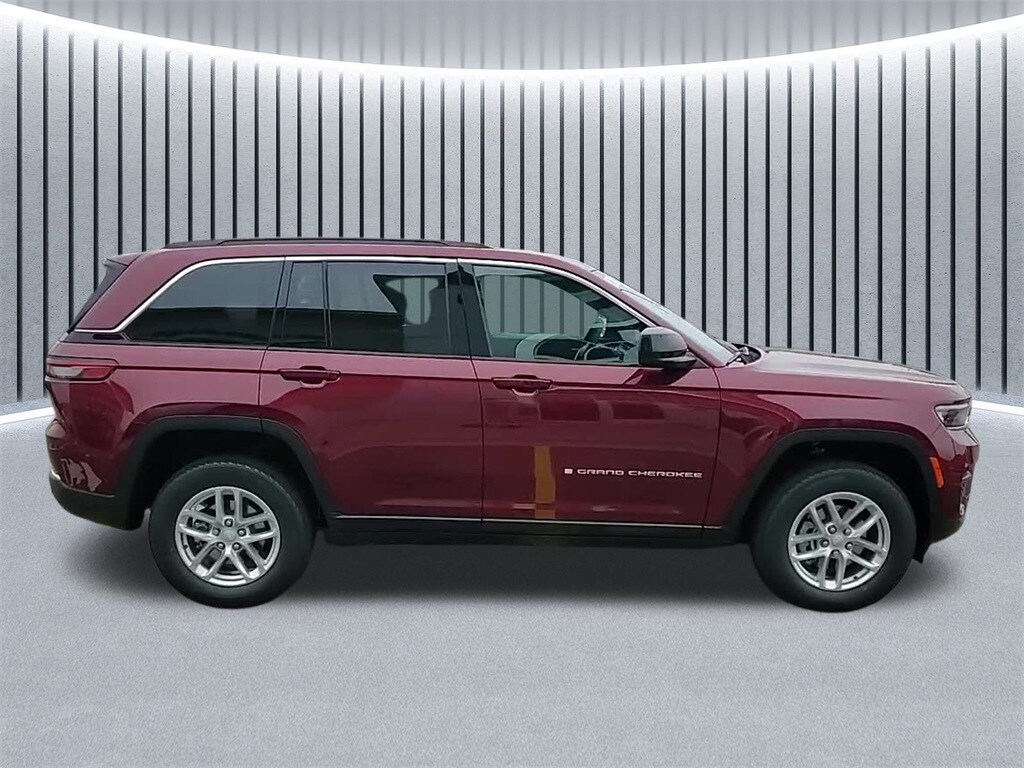 2025 Jeep Grand Cherokee Laredo photo 4