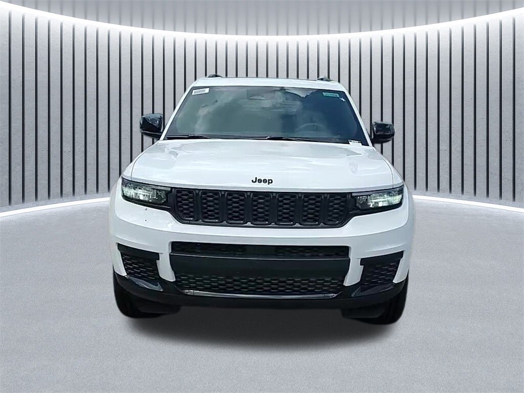 2025 Jeep Grand Cherokee Altitude photo 2