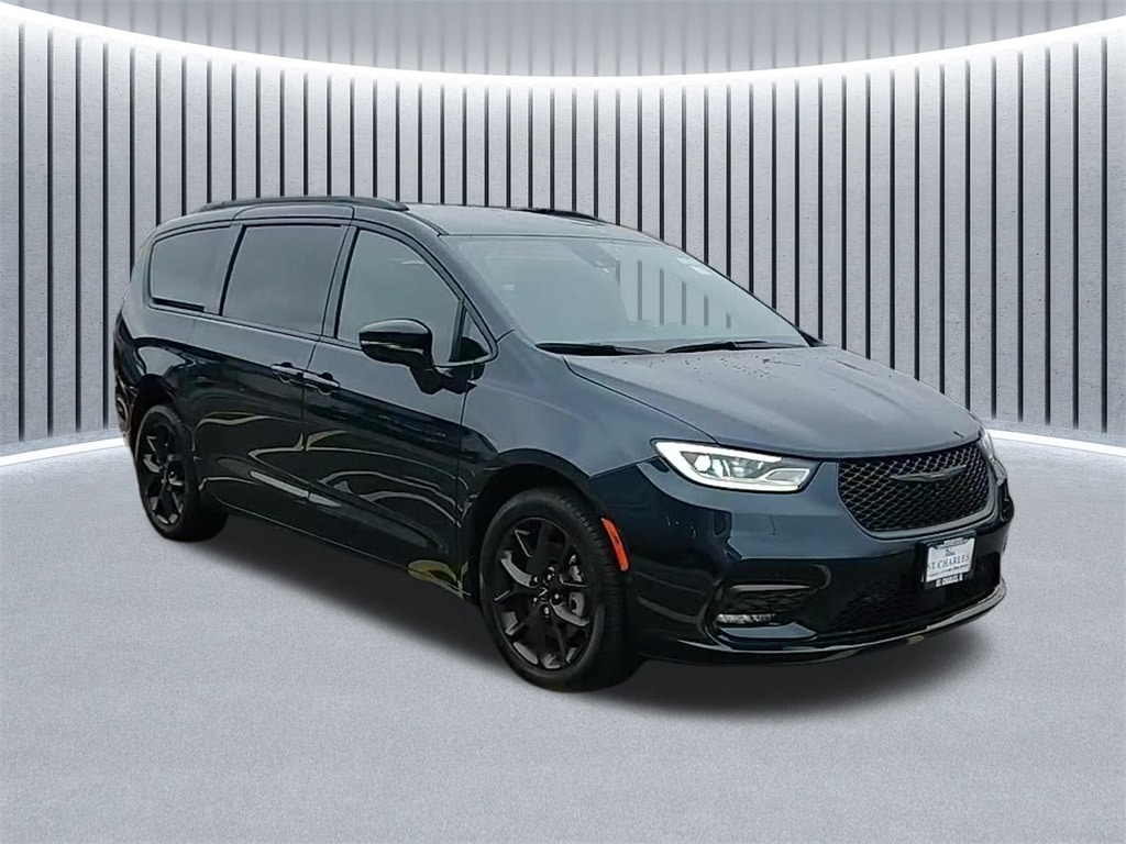 New 2024 Chrysler Pacifica TOURING L AWD Passenger Van
