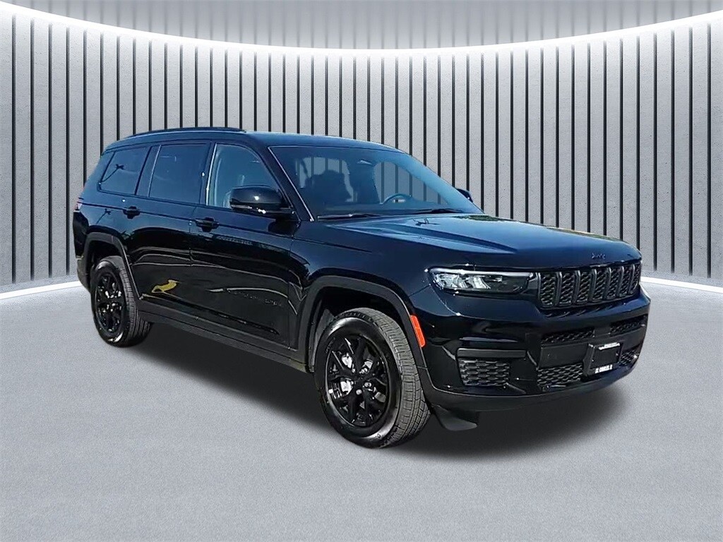 2025 Jeep Grand Cherokee Altitude photo 3