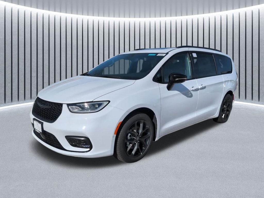 2026 Chrysler Pacifica Limited's photo