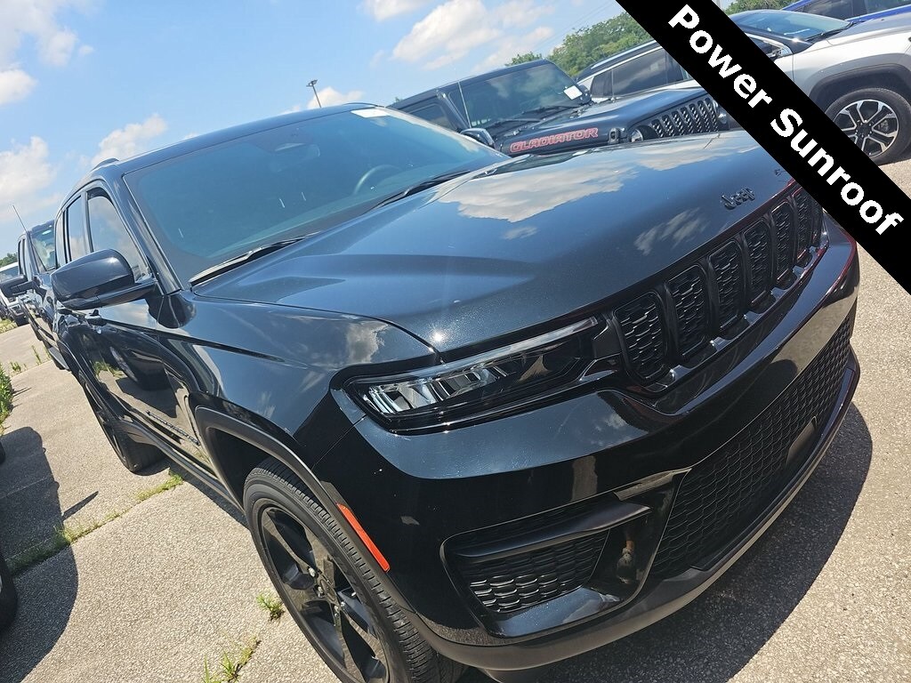 2022 Jeep Grand Cherokee Laredo Altitude photo 2