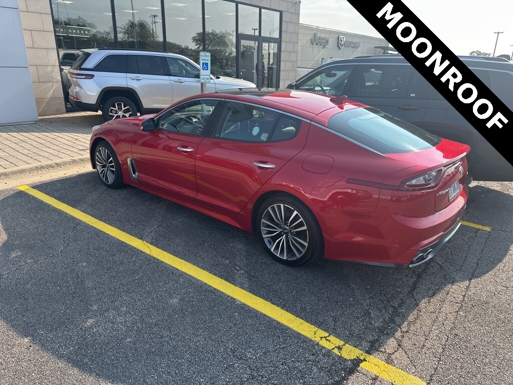 2019 Kia Stinger Premium photo 2