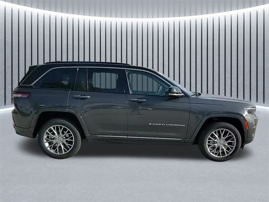 2025 Jeep Grand Cherokee Summit photo 4