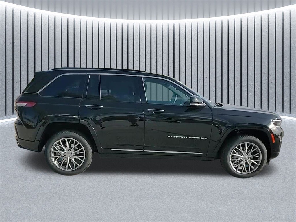 2025 Jeep Grand Cherokee Summit photo 3