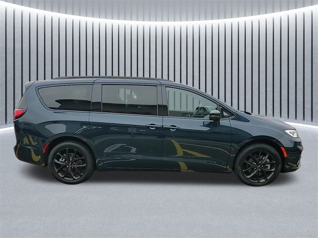 New 2024 Chrysler Pacifica TOURING L AWD Passenger Van