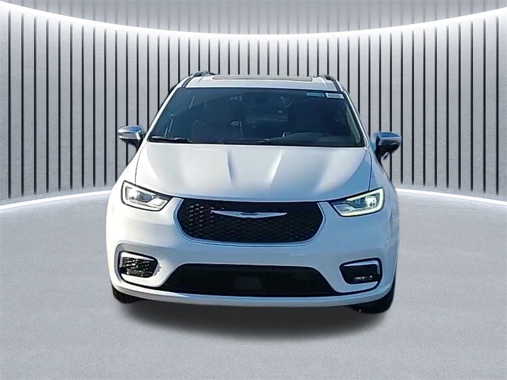 2026 Chrysler Pacifica Pinnacle photo 2