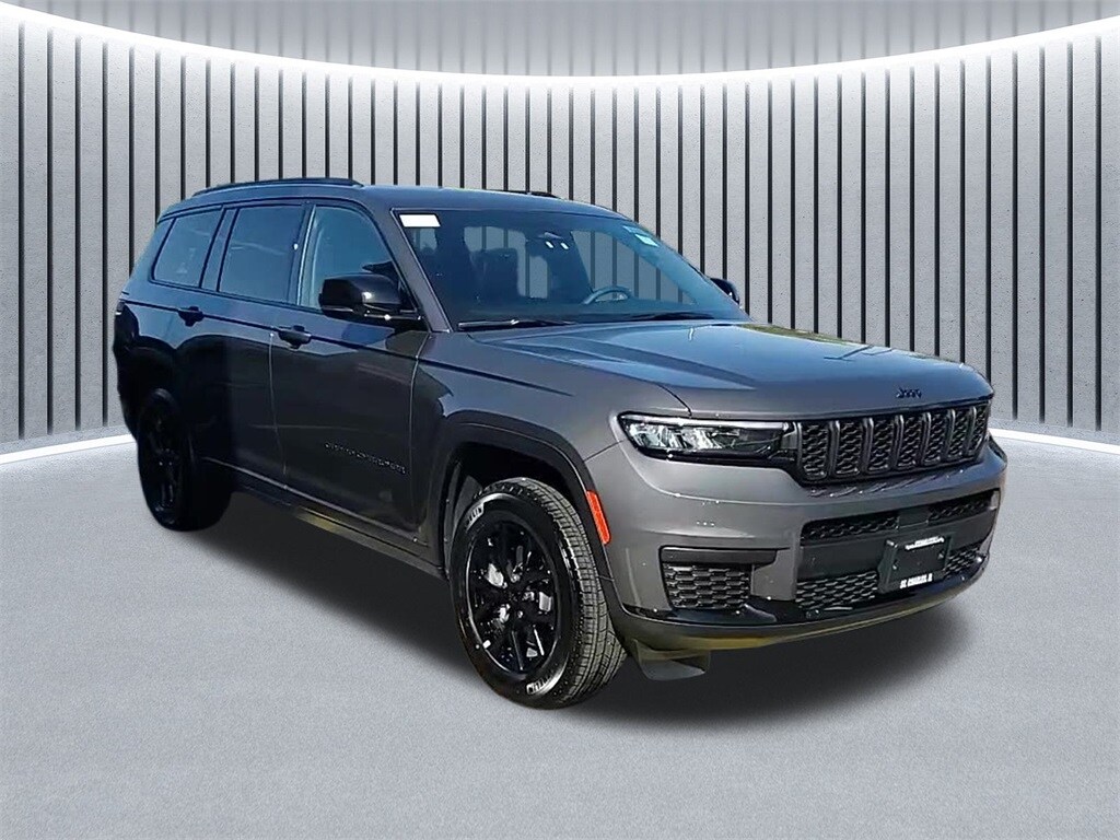 2025 Jeep Grand Cherokee Altitude photo 2