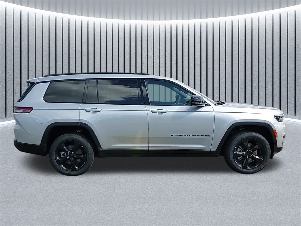 2025 Jeep Grand Cherokee Altitude photo 4