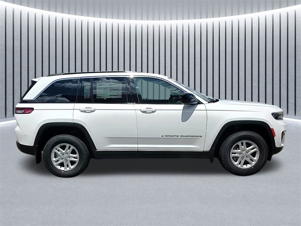 2025 Jeep Grand Cherokee Laredo photo 2