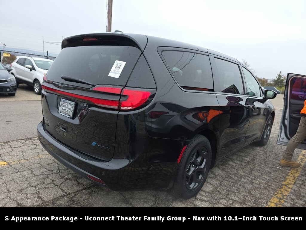 2022 Chrysler Pacifica Hybrid Touring L S Appearance photo 2