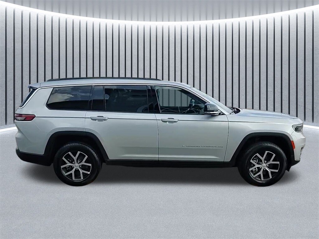2025 Jeep Grand Cherokee Limited photo 3