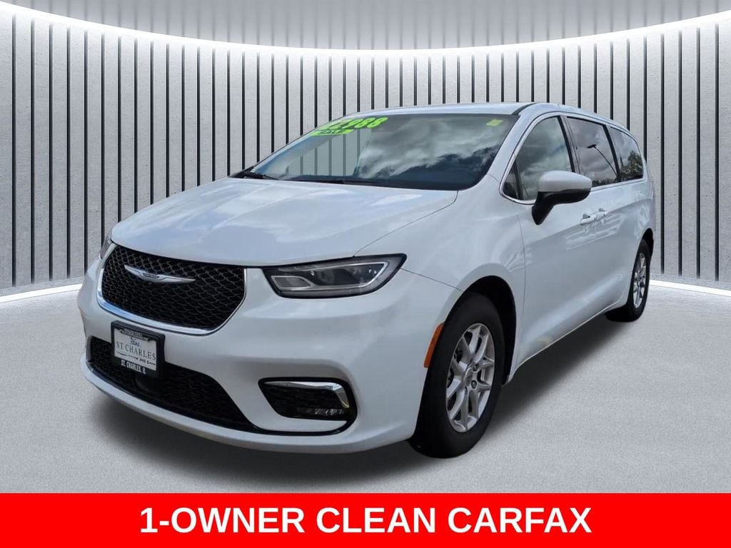 2023 Chrysler Pacifica Touring L's photo