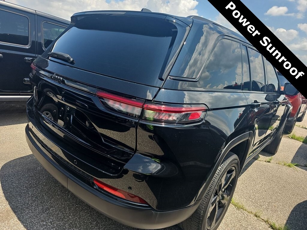 2022 Jeep Grand Cherokee Laredo Altitude photo 3