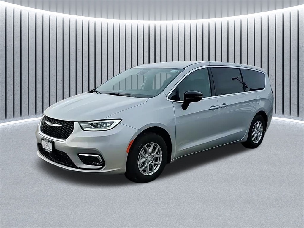 2026 Chrysler Pacifica Select's photo