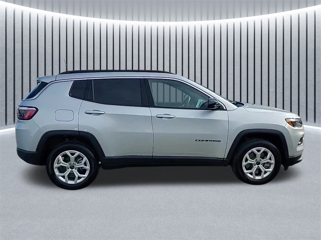 2025 Jeep Compass Latitude photo 4
