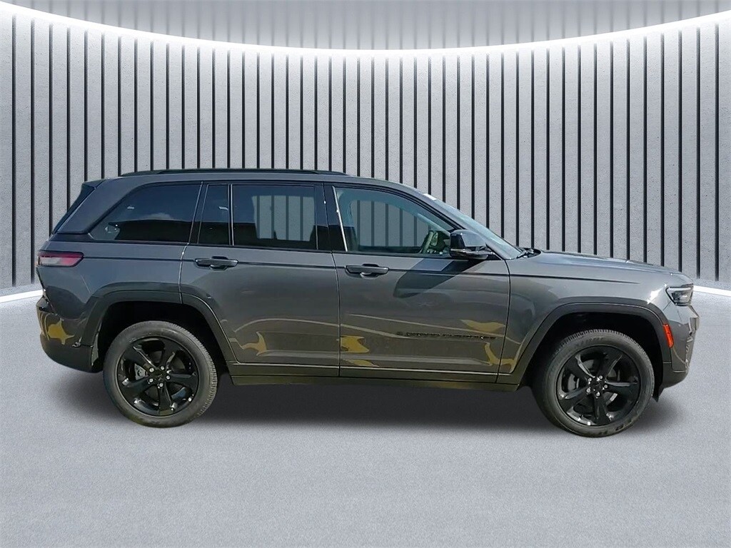 2025 Jeep Grand Cherokee Altitude photo 4