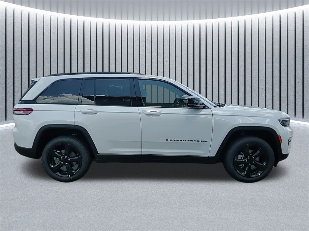 2025 Jeep Grand Cherokee Limited photo 3